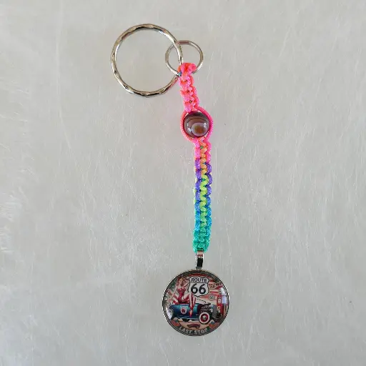 Porte clés perle et macramé Route 66